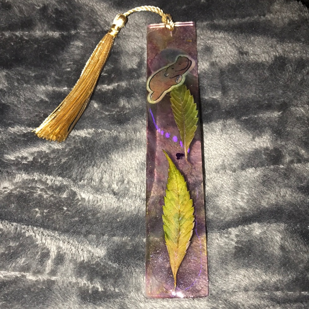 Custom epoxy hippo 🦛 bookmark with 2 of my favorite leaves 🍁 New